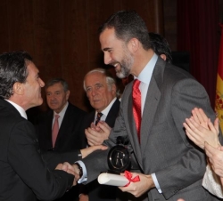 Don Felipe entrega la acreditación en la categoría de Cultura y Comunicación al actor Antonio Banderas